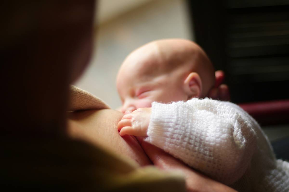 Infographic showing infant vs adult sleep cycles, REM percentages, and circadian rhythm development timeline