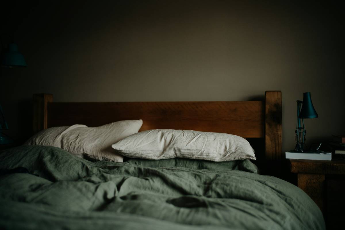 Infographic showing links between chronic sleep loss and increased risk of heart disease, depression, obesity, and cognitive decline