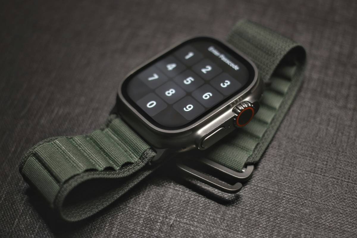 Apple Watch displaying sleep schedule Apple Watch bedtime reminder on wrist