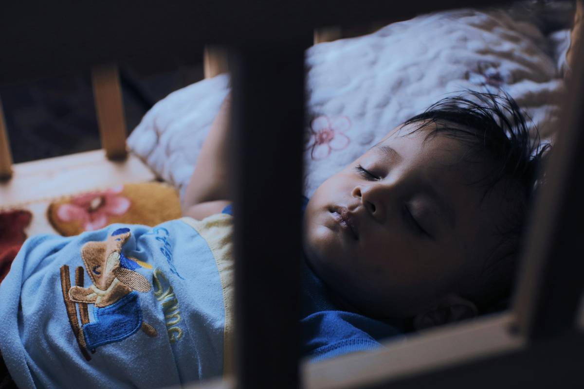 Chart showing recommended sleep duration by age: infants (4-12 mo) need 12-16 hrs, toddlers (1-2 yrs) 11-14 hrs, preschoolers (3-5 yrs) 10-13 hrs
