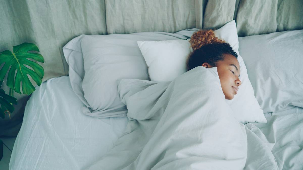 Infographic showing how circadian rhythm and sleep homeostasis interact to form sleep patterns, with light exposure, melatonin release, and adenosine buildup illustrated across a 24-hour cycle