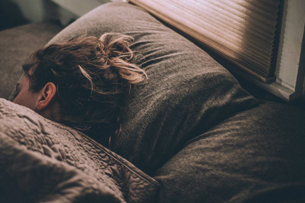ways to improve quality sleep by resetting circadian rhythm with morning sunlight exposure